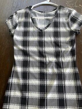 Black & White Plaid V-Neck Short Sleeve Women's Top